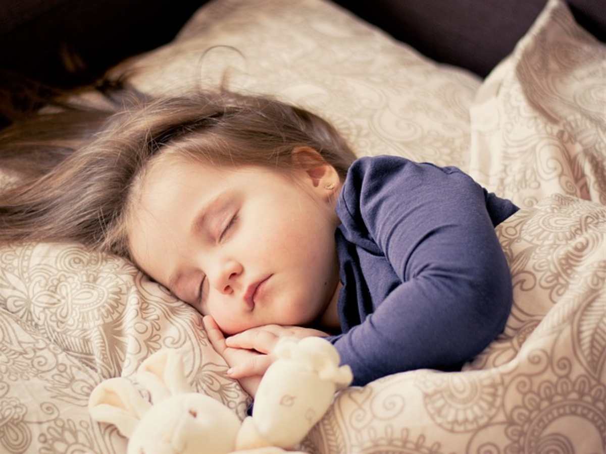 Bambino Che Cerca Contatto Fisico Per Dormire